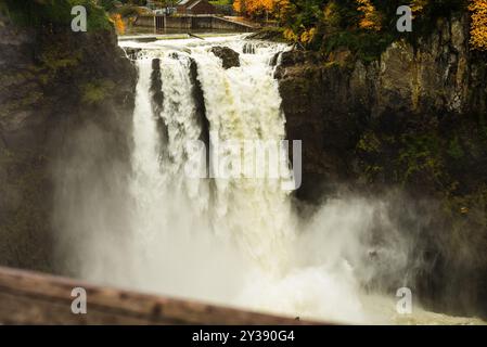 Cascate Snoqualmie che si innalzano su una scogliera rocciosa nel paesaggio autunnale Foto Stock