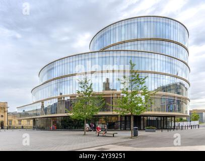 Blavatnik School of Government, a Jericho Oxford. Degli architetti Herzog & de Meuron. Aperto nel 2016. Forma quadrata e circolare in calcestruzzo sottile sovrapposta. Foto Stock