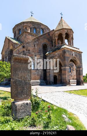Vista dell'antica pietra a croce di khachkar e della chiesa di Sant'Hripsime a Etchmiadzin, Armenia, il giorno estivo di sole․ la chiesa di Sant'Hripsime è stata inserita nell'elenco mondiale dell'UNESCO Foto Stock