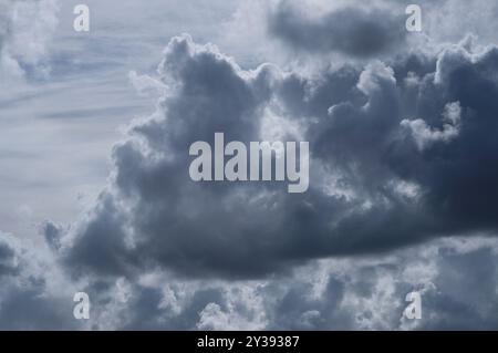 nuvole di pioggia grigie in cielo Foto Stock