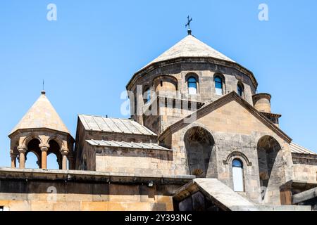 Cupola della chiesa di Santa Hripsime a Etchmiadzin, Armenia, il giorno estivo di sole․ la chiesa di Santa Hripsime è stata inserita tra i siti patrimonio dell'umanità dell'UNESCO Foto Stock