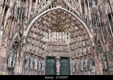 Ingresso in pietra della cattedrale di Strasburgo Notre-Dame Foto Stock