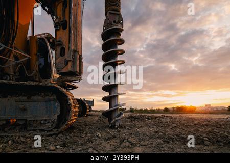 Attività di costruzione in cantiere. Vista ravvicinata della perforatrice pesante. Foto Stock