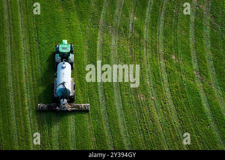 MAASDAM - Un contadino cavalca il suo letame su un prato vicino a una fattoria con stalle. Il ministro della BBB Femke Wiersma vuole che venga prodotto meno letame appare nel piano del letame. Foto: ANP / Hollandse Hoogte / Jeffrey Groeneweg netherlands Out - belgium Out Foto Stock