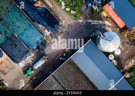 MAASDAM - deposito di letame in una fattoria con stalle. Il ministro della BBB Femke Wiersma vuole che venga prodotto meno letame appare nel piano del letame. Foto: ANP / Hollandse Hoogte / Jeffrey Groeneweg netherlands Out - belgium Out Foto Stock