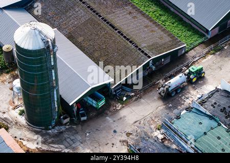 MAASDAM - deposito di letame in una fattoria con stalle. Il ministro della BBB Femke Wiersma vuole che venga prodotto meno letame appare nel piano del letame. Foto: ANP / Hollandse Hoogte / Jeffrey Groeneweg netherlands Out - belgium Out Foto Stock