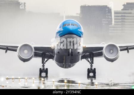 SCHIPHOL - Un aereo del KLM decolla dal Kaagbaan all'aeroporto di Schiphol dopo una forte pioggia. Foto: ANP / Hollandse Hoogte / Jeffrey Groeneweg netherlands Out - belgium Out Foto Stock