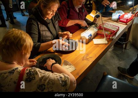 Tankavaara, Finlandia - 07.01.2024: Ricerca dell'oro dei turisti nel Tankavaara Gold Village in Finlandia Foto Stock