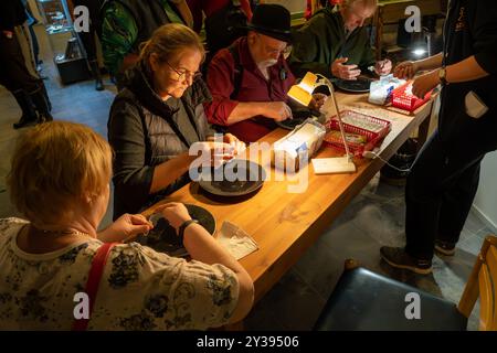 Tankavaara, Finlandia - 07.01.2024: Ricerca dell'oro dei turisti nel Tankavaara Gold Village in Finlandia Foto Stock