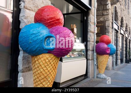 Giganteschi coni di gelato in plastica Leipzig Germania Foto Stock