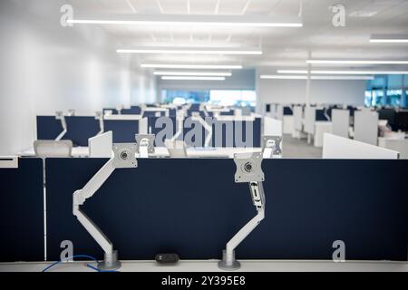 Panoramica dei cubi da ufficio vuoti blu e bianchi con articolazioni Foto Stock