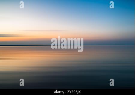Immagine astratta sfocata ICM di un tramonto colorato su un lago. Foto Stock