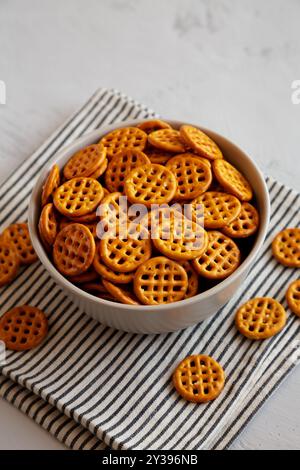 Waffle organici secchi in ciotola, vista laterale. Foto Stock