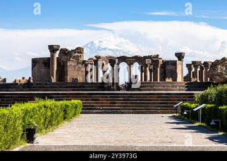 Vista delle rovine del Tempio di Zvartnots con il Monte Ararat sullo sfondo in Armenia durante il sole del giorno estivo. Le rovine di Zvartnots sono patrimonio dell'umanità dell'UNESCO Foto Stock