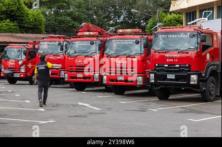 Chiang mai, Thailandia. 13 settembre 2024. Un ufficiale di soccorso del comune di Chiang mai sta preparando il veicolo di soccorso prima di partire per assistere le vittime delle inondazioni nel distretto di Mae ai, Chiang mai, Thailandia. Per affrontare il problema delle inondazioni nel distretto di Mae ai, il comune di Chiang mai ha schierato personale e attrezzature, tra cui veicoli di soccorso, imbarcazioni a fondo piatto, petroliere, gru, escavatori, camion e ambulanze, per assistere le vittime delle inondazioni. L'operazione dovrebbe richiedere circa 5 giorni. Credito: SOPA Images Limited/Alamy Live News Foto Stock