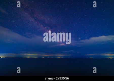 cielo stellato notturno sul grande lago di montagna di notte Foto Stock