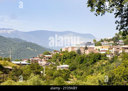 Vista delle case residenziali sul versante montano della città di Dilijan, Armenia, nelle soleggiate giornate estive Foto Stock