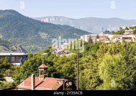 Paesaggio urbano della città di Dilijan, Armenia, in un giorno estivo di sole Foto Stock