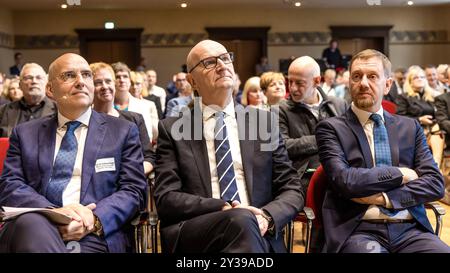 13 settembre 2024, Brandeburgo, Cottbus: Eckhard Nagel (l-r), Presidente del Consiglio di amministrazione e Direttore della Sanità presso l'Università medica della Lusazia - Carl Thiem, Dietmar Woidke (SPD), Ministro Presidente dello Stato di Brandeburgo e Michael Kretschmer (CDU), Ministro Presidente dello Stato libero di Sassonia, siedono alla riunione della rete trasversale della regione modello di Sanità Lusaziana. In occasione di questa conferenza congiunta con le parti interessate del settore sanitario, le università, le associazioni e i funzionari pubblici, i partecipanti discutono lo stato attuale e i piani futuri del progetto. Foto: Frank H. Foto Stock