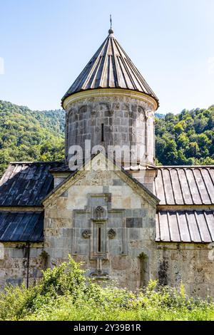 Costruzione della chiesa di Sant'Astvatsatsin nel monastero di Haghartsin vicino alla città di Dilijan nella provincia di Tavush in Armenia, nelle soleggiate giornate estive Foto Stock