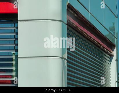 Tapparelle: Motivo e trama all'interno di una cornice finestra, parte dell'edificio. Foto Stock