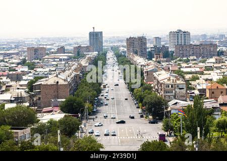 Vista dall'alto di Mashtots Avenue dalla collina Erebuni nella città di Yerevan il giorno d'estate Foto Stock