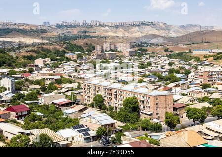 Vista aerea del quartiere di Yerevan dalla fortezza di Erebuni nelle soleggiate giornate estive Foto Stock