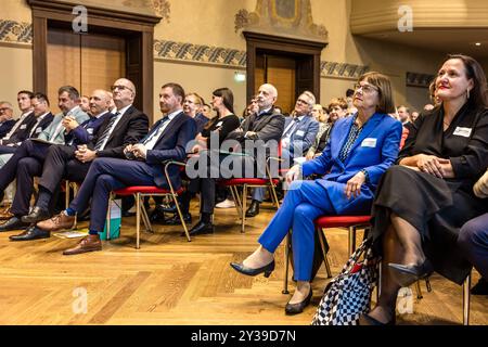 13 settembre 2024, Brandeburgo, Cottbus: Tra gli ospiti ci sono Tobias Schick (SPD, l-r), Lord Sindaco di Cottbus, Eckhard Nagel (l-r), Presidente del Consiglio di amministrazione e Direttore dell'assistenza sanitaria dell'Università medica della Lusazia - Carl Thiem, Dietmar Woidke (SPD), Ministro Presidente dello Stato del Brandeburgo, Michael Kretschmer (CDU) 90, Ministro dell'integrazione dello Stato libero Schüle ricerca e cultura, partecipare alla riunione della rete interstatale di Foto Stock