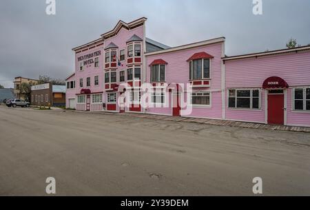 Dawson City, Yukon, Canada – 27 agosto 2024 – lo storico Westminster Hotel nel centro città Foto Stock