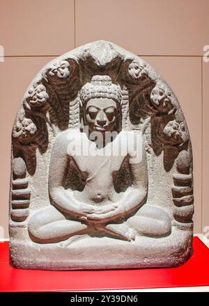 Bangkok, Thailandia, Sud-est asiatico, Asia. Museo nazionale di Bangkok. Scultura di Buddha in Meditazione sotto sette teste Naga, ca. VII secolo d.C. Foun Foto Stock