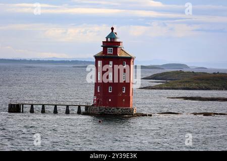 Faro di Kjeungskjaer al largo della costa norvegese Foto Stock