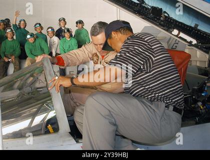 Golfo Persico (3 marzo 2004) - il golfista professionista Tiger Woods riceve un tour di un F/A-18C assegnato al "Wildcats" dello Strike Fighter Squadron One Three One (VFA-131) a bordo della portaerei nucleare USS George Washington (CVN 73). Foto Stock