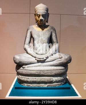 Bangkok, Thailandia, Sud-est asiatico, Asia. Museo nazionale di Bangkok. Scultura di Buddha riparata dal Naga in posa meditatione. Lopburi Art (Khmer Foto Stock