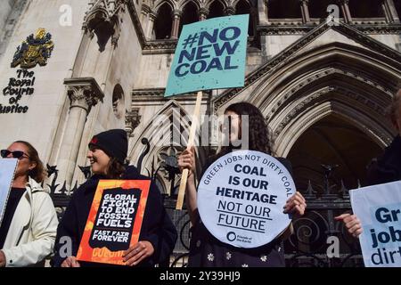 Londra, Inghilterra, Regno Unito. 13 settembre 2024. Gli attivisti per il clima del gruppo Friends of the Earth si riuniscono al di fuori delle Royal Courts of Justice mentre vincono la loro sfida legale contro la miniera di carbone di Whitehaven in Cumbria. (Credit Image: © Vuk Valcic/ZUMA Press Wire) SOLO PER USO EDITORIALE! Non per USO commerciale! Foto Stock