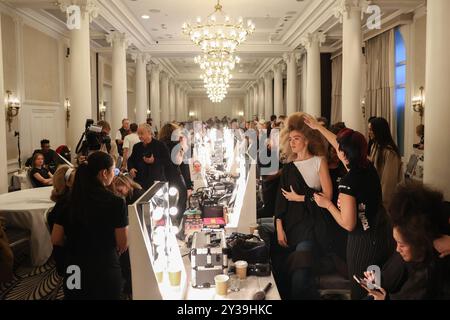 Londra, Regno Unito. Venerdì 13 settembre 2024. Dietro le quinte della sfilata Paul Costelloe SS25 tenutasi al Waldorf Hotel come parte della London Fashion Week. Crediti: Katie Collins/EMPICS/Alamy Live News Foto Stock