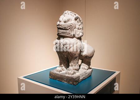 Bangkok, Thailandia, Sud-est asiatico, Asia. Museo nazionale di Bangkok. Scultura di Singha. Lopburi Art (arte Khmer in Thailandia), XIII-XIV secolo d.C. Foto Stock