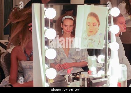 Londra, Regno Unito. Venerdì 13 settembre 2024. Dietro le quinte della sfilata Paul Costelloe SS25 tenutasi al Waldorf Hotel come parte della London Fashion Week. Crediti: Katie Collins/EMPICS/Alamy Live News Foto Stock