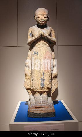 Bangkok, Thailandia, Sud-est asiatico, Asia. Museo nazionale di Bangkok. Scultura discepolo del Buddha. CA. XIII - XIV secolo d.C. Da Wat Wiang, Chaiya di Foto Stock