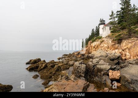 Una vista della stazione faro di Bass Harbor sulle scogliere della costa del Maine. Foto Stock