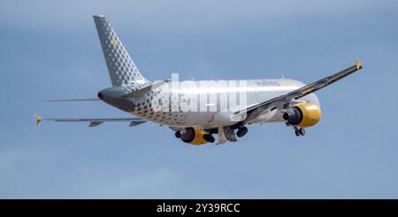 Airbus A320 della compagnia aerea Vueling che decolla all'aeroporto El Altet di Alicante. Foto Stock