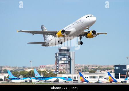 Airbus A320 della compagnia aerea Vueling che decolla all'aeroporto El Altet di Alicante. Foto Stock