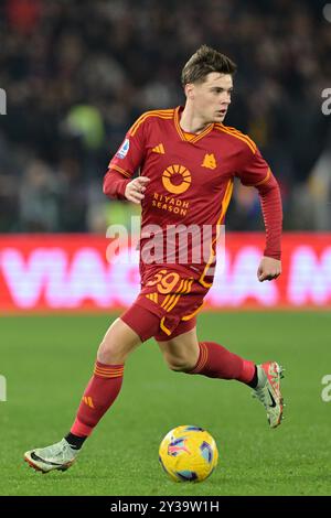 Roma, Italia. 10 dicembre 2023. Foto Alfredo Falcone/LaPresse 11 dicembre 2023 - Roma, Italia - sport, calcio - Roma vs Fiorentina - Campionato italiano di calcio serie A TIM 2023/2024 - Stadio Olimpico di Roma. Nella foto: Nicola Zalewski (59 AS Roma) foto Alfredo Falcone/LaPresse 11 dicembre 2023 Roma, Italia - sport, calcio - Roma vs Fiorentina - Campionato Italiano di calcio di serie A 2023/2024 - Stadio Olimpico &#xee;n Roma. Nella foto: Nicola Zalewski (59 COME Roma) credito: LaPresse/Alamy Live News Foto Stock