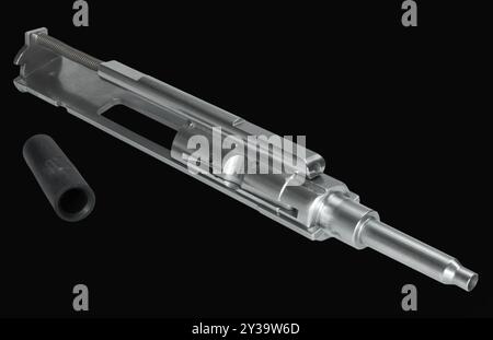 Tappo di protezione laterale della camera rimosso per installare un gruppo di supporto bulloni in grado di convertire un AR-15 dall'uso di munizioni 5,56 a un'auto da 22 rimfire Foto Stock