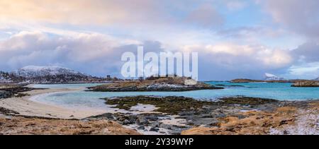 Panorama delle isole Sommaroy e del mare artico vicino a Tromso, Norvegia. Tramonto su piccole isole innevate Foto Stock
