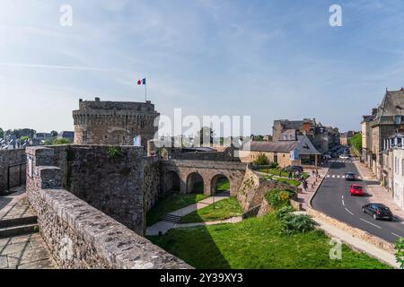 Vista dall'alto del centro storico di Dinan dal castello di Dinan, in Francia Foto Stock