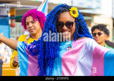 Goiania, Goias, Brasile – 8 settembre 2024: Una persona felice, con i capelli tinti blu, alla parata LGBT Pride nella città di Goiania. Foto Stock