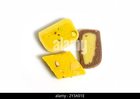 Vari dolci indiani durante un evento festivo su una superficie bianca. Vista dall'alto Foto Stock