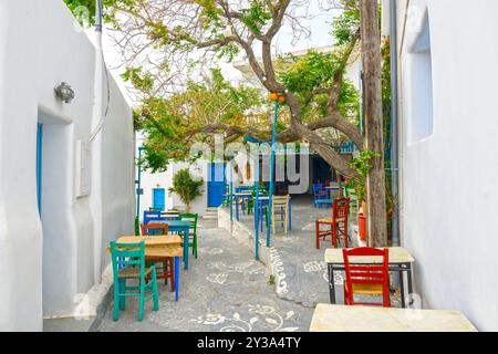 Amorgos, Grecia - 14 maggio 2024: Villaggio di Tholaria con stradine strette e tradizionali taverne greche. Amorgos, Grecia Foto Stock