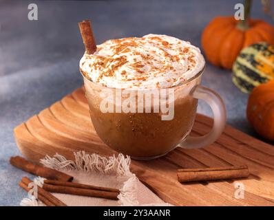 Bevanda a base di latte e spezie di zucca con panna montata e cannella Foto Stock