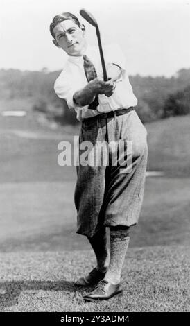 Il giocatore di golf Tommy Armour 1921, vincitore di numerosi premi, si muove e posa sul campo da golf. Versione ritagliata. Foto Stock